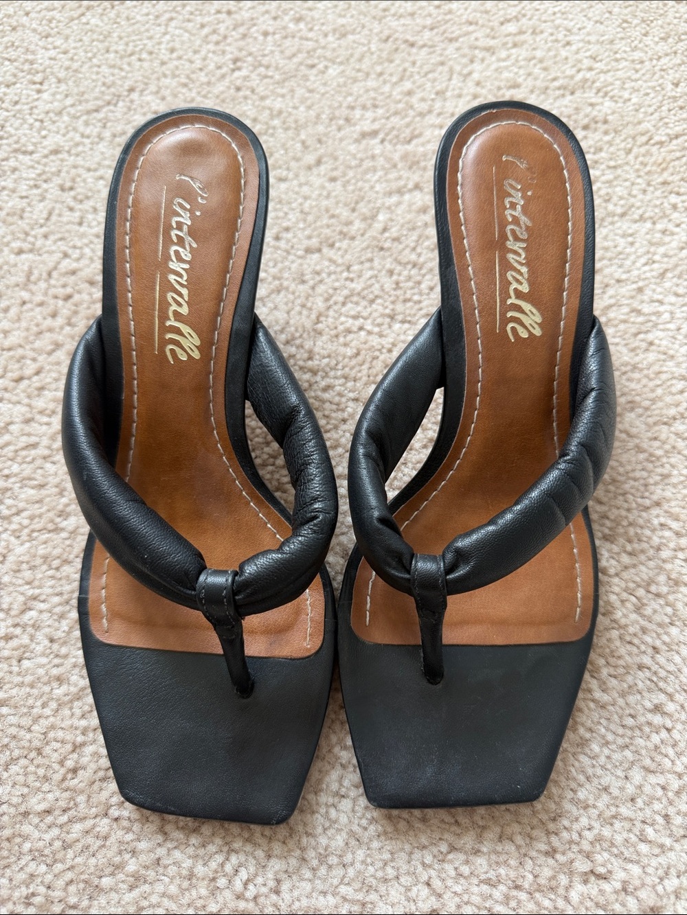L'INTERVALLE Black Padded Thong Square-Toe Sandals